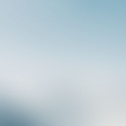 我以为只有夏天的尾巴，可以抓。原来冬天，也有！    在少女峰逗留的那几天，刚好是冬天滑雪季的尾声，站在格林德瓦总站，看见人潮一波波的涌来。我以为滑雪是年轻人的运动，而没想到的是，即使白发苍苍的长者，同样穿上滑雪鞋子，迈开脚步的从我身边踏过去。    一位长者，两位长者，三位长者......默数着数量，才发现原来滑雪是瑞士人的家庭活动，甚至是拿着洋娃娃的小孩亦然。她技艺不高，整张漂亮的脸蛋因为一个踉跄而埋入白雪内，但又何妨，跟父母撒娇后，红着鼻子继续往前滑行。    山上的白雪，因为形形色色的人们，而披上了不同的色彩，这滑行中的流光，让整座山晃动起来，美得很动人，如同刚刚在我眼前跌倒的小女孩，美得没有瑕疵。