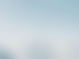 我以为只有夏天的尾巴,可以抓。原来冬天,也有! 在少女峰逗留的那几天,刚好是冬天滑雪季的尾声,站在格林德瓦总站,看见人潮一波波的涌来。我以为滑雪是年轻人的运动,而没想到的是,即使白发苍苍的长者,同样穿上滑雪鞋子,迈开脚步的从我身边踏过去。 一位长者,两位长者,三位长者......默数着数量,才发现原来滑雪是瑞士人的家庭活动,甚至是拿着洋娃娃的小孩亦然。她技艺不高,整张漂亮的脸蛋因为一个踉跄而埋入白雪内,但又何妨,跟父母撒娇后,红着鼻子继续往前滑行。 山上的白雪,因为形形色色的人们,而披上了不同的色彩,这滑行中的流光,让整座山晃动起来,美得很动人,如同刚刚在我眼前跌倒的小女孩,美得没有瑕疵。