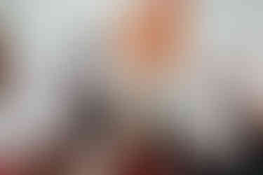 两位音乐家,被各式各样或是现代或是传统的乐器围绕着。