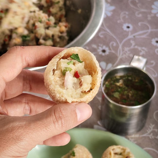 像是 Pani Puri 印度脆球。它是一种酥脆的空心油炸球,填充马铃薯泥、鹰嘴豆、洋葱等,并注入酸辣的香料水,跟印度不同的是香料水从绿色薄荷汁液换成了呛辣的咖喱汁。