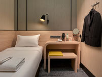 飞机滑行的那一刻，我才慢慢意识到——这趟出发，好像有点不一样。    不是那种靠着咖啡撑着精神的清醒，也不是在安全带灯熄灭后才勉强闭眼的疲惫。反而是一种，很久没有在旅途中出现过的状态：身体是轻的，思绪是安静的，甚至，对接下来要去的地方，有了一点久违的期待。