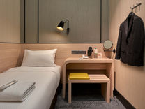 飞机滑行的那一刻,我才慢慢意识到——这趟出发,好像有点不一样。 不是那种靠着咖啡撑着精神的清醒,也不是在安全带灯熄灭后才勉强闭眼的疲惫。反而是一种,很久没有在旅途中出现过的状态:身体是轻的,思绪是安静的,甚至,对接下来要去的地方,有了一点久违的期待。