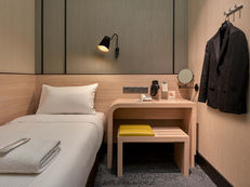 飞机滑行的那一刻,我才慢慢意识到——这趟出发,好像有点不一样。 不是那种靠着咖啡撑着精神的清醒,也不是在安全带灯熄灭后才勉强闭眼的疲惫。反而是一种,很久没有在旅途中出现过的状态:身体是轻的,思绪是安静的,甚至,对接下来要去的地方,有了一点久违的期待。