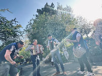 刚到爱尔兰，每个人都像是一张白纸。街上贴满征人启事，网路每天更新职缺，服务业、零售、餐饮几乎随时在招人。发出一则招聘讯息，有些职位甚至能在三、四天内找到合适人选，筛选速度快得惊人，往往是在百人以内就完成。但同时，也没有人告诉你——究竟什么样的履历与背景，才算「对的」。