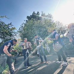 刚到爱尔兰，每个人都像是一张白纸。街上贴满征人启事，网路每天更新职缺，服务业、零售、餐饮几乎随时在招人。发出一则招聘讯息，有些职位甚至能在三、四天内找到合适人选，筛选速度快得惊人，往往是在百人以内就完成。但同时，也没有人告诉你——究竟什么样的履历与背景，才算「对的」。