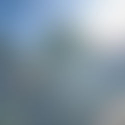 刚到爱尔兰,每个人都像是一张白纸。街上贴满征人启事,网路每天更新职缺,服务业、零售、餐饮几乎随时在招人。发出一则招聘讯息,有些职位甚至能在三、四天内找到合适人选,筛选速度快得惊人,往往是在百人以内就完成。但同时,也没有人告诉你——究竟什么样的履历与背景,才算「对的」。