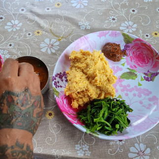 像是 Dhindo,由玉米粉、小米或荞麦粉在沸水中搅拌而成的一团软糯糯的淀粉团。跟着他们一样用指尖掐一下团,是灼人的温热。入口黏糊糊的,它没有多余的调味,只有谷物被热水激发的、近乎土腥的微甜。