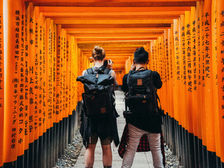 特种兵式旅游,最近听到一个有趣的新名词。 以大学生为主的旅游族群,主打一个「宁可累死自己,绝不亏待机票」的狠劲。周五晚上出发,周一凌晨回校,48 小时内横跨三座城市,日行三万步,只为了在清晨的岳麓山看日出,或在曼谷的黎明寺拍一张如蝉翼透明的打卡照。 从经济学的角度来看,这是时下年轻人对「边际效应」的极致博弈——预算压得最小,时间排得压缩,都不重要,反正我就是要榨乾每分钱的体验价值。