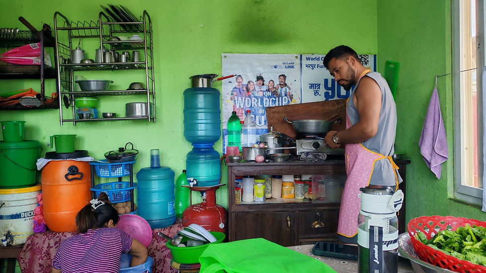 邻居姐姐偶尔给我们做饭,吃的是尼泊尔人的家常菜 Dal Bhat(扁豆汤饭),他们偶尔给我做我想尝试的尼泊尔食物。