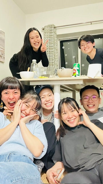 去年冬天，我第一次在欧洲跨年。几个马来西亚朋友围在一起吃火锅，外面很冷，桌上的汤却一直冒着热气。我们还跟着别人的习俗，倒数前蹲在桌子底下吃葡萄许愿，希望新的一年能有新的开始。那一刻，我发现，即使离开了原本熟悉的地方，人还是会很自然地，把自己的生活方式带在身上。