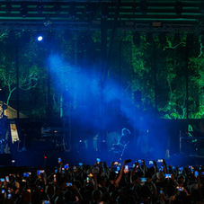 这是一场专为音乐爱好者,与怀揣好奇心的旅者参与。 舞台的天幕背景,是热带雨林及天空的交汇,灯光的衬托下,像是来到一个奇幻世界,而这个世界只用“音乐”来交流。由砂拉越旅游局主办的热带雨林世界音乐节(Rainforest World Music Festival,简称 RWMF)是一年一度的三天盛会。 热带雨林世界音乐节(RWMF)不仅仅是一个音乐节,更是文化的交融、传统的桥梁,将原住民文化展现在世人的面前。音乐节的地点在砂拉越文化村。自1998年创办以来,至今来到27届,主要是传承本地民族音乐,推广砂拉越独特而多元的文化。