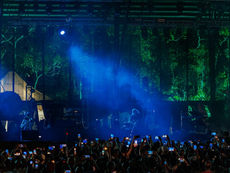 这是一场专为音乐爱好者,与怀揣好奇心的旅者参与。 舞台的天幕背景,是热带雨林及天空的交汇,灯光的衬托下,像是来到一个奇幻世界,而这个世界只用“音乐”来交流。由砂拉越旅游局主办的热带雨林世界音乐节(Rainforest World Music Festival,简称 RWMF)是一年一度的三天盛会。 热带雨林世界音乐节(RWMF)不仅仅是一个音乐节,更是文化的交融、传统的桥梁,将原住民文化展现在世人的面前。音乐节的地点在砂拉越文化村。自1998年创办以来,至今来到27届,主要是传承本地民族音乐,推广砂拉越独特而多元的文化。