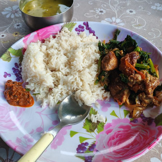 邻居姐姐偶尔给我们做饭,吃的是尼泊尔人的家常菜 Dal Bhat(扁豆汤饭),他们偶尔给我做我想尝试的尼泊尔食物。