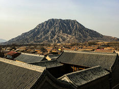 河北地貌,融合建筑和高山。
