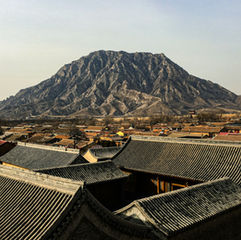 河北地貌,融合建筑和高山。