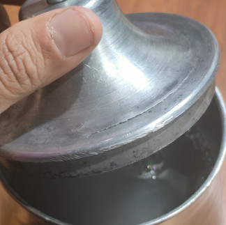 我尝试了 Tumba——一种用棕色黍米（finger millet）发酵后，再加入热水的低酒精饮料。