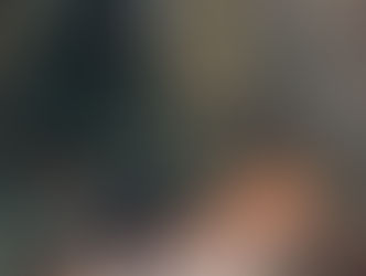 美国 | 百老汇看剧、唐人街散步、中央公园发呆 这是人生最远的一次飞行。 从吉隆坡出发,途径伊斯坦堡转机,才抵达这次目的地纽约。三座城市的跳跃,风景和人文全然不同,而有趣的是,城与城之间的飞行距离都在11小时左右。晚上从赤道起飞,下一个晚上才算真正落地。 抵达曼哈顿前,电召车司机温柔地提醒说,我们即将要进入市区。抬起头那刻,眼前的岛屿像是被高楼填满,毫无缝隙,而视角全是灯火通明的摩天大楼。这也像自带光源的长型鞋盒堆叠起来,穿过天际,很不真实的梦幻感。 哦!这就是纽约,跟电影里长得一模一样的场景。