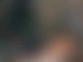 美国 | 百老汇看剧、唐人街散步、中央公园发呆 这是人生最远的一次飞行。 从吉隆坡出发,途径伊斯坦堡转机,才抵达这次目的地纽约。三座城市的跳跃,风景和人文全然不同,而有趣的是,城与城之间的飞行距离都在11小时左右。晚上从赤道起飞,下一个晚上才算真正落地。 抵达曼哈顿前,电召车司机温柔地提醒说,我们即将要进入市区。抬起头那刻,眼前的岛屿像是被高楼填满,毫无缝隙,而视角全是灯火通明的摩天大楼。这也像自带光源的长型鞋盒堆叠起来,穿过天际,很不真实的梦幻感。 哦!这就是纽约,跟电影里长得一模一样的场景。