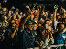 夜晚的雨林,包裹着音乐与人群。每一次鼓点都被湿润的空气放大,因为天空不时会飘起细雨,但也无阻观众留守,穿上雨衣,又或者是淋着雨水,闭着眼的摆动着身体,享受着那一晚音符和身体的共振。 音乐节不仅仅是三天的狂欢,它也是一种传承,而这一切得以延续,不只是音乐人的努力。政府、社群、合作伙伴,像看不见的树根,在砂拉越的土地上持续输送着养分;若没有政府的支持,我好奇世界音乐是否真的可以走到第28届,而传承这件事,绝对无法考投资回报率的数字所能体现出来。政府对世界音乐的支持,确实让我很羡慕,也很感动这样的舞台,这样的音乐节可以持续办下去,同时也吸引世界各地热爱音乐的乐团知道砂拉越,也让大家蜂拥过来这偏僻的热带雨林。