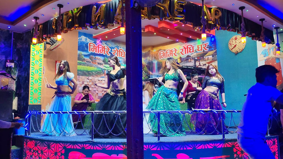 而我在加德满的日子在数天后就恢复平静,街角杂货店前的卡罗姆台球(Carrom)又开始热闹起来,所谓的“戒严”时期,我们到家庭式的酒吧,大人小孩一起跳舞,舞台上灯光闪烁,舞者衣着艳丽,一切带着近乎荒诞的魔幻。