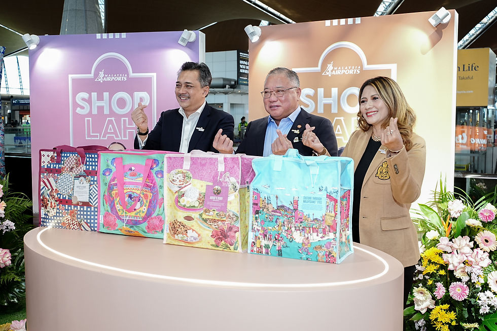 作为体验式营销的一部分,ShopLAH 还推出限量版可折叠免税购物袋,作为本次活动的标志性纪念品。这些购物袋由ShopLAH与本地艺术家 Hsieying、Kideika、Daisy Dalia 及 Afi Sulaiman 合作设计,每款图案均通过环保、可重复使用的设计形式,呈现马来西亚文化、传统、城市生活与美食元素。此外,ShopLAH 亦与乐高(Lego)等国际品牌展开精选合作,将机场打造为旅客探索与发现的空间,为旅客创造难忘的体验。