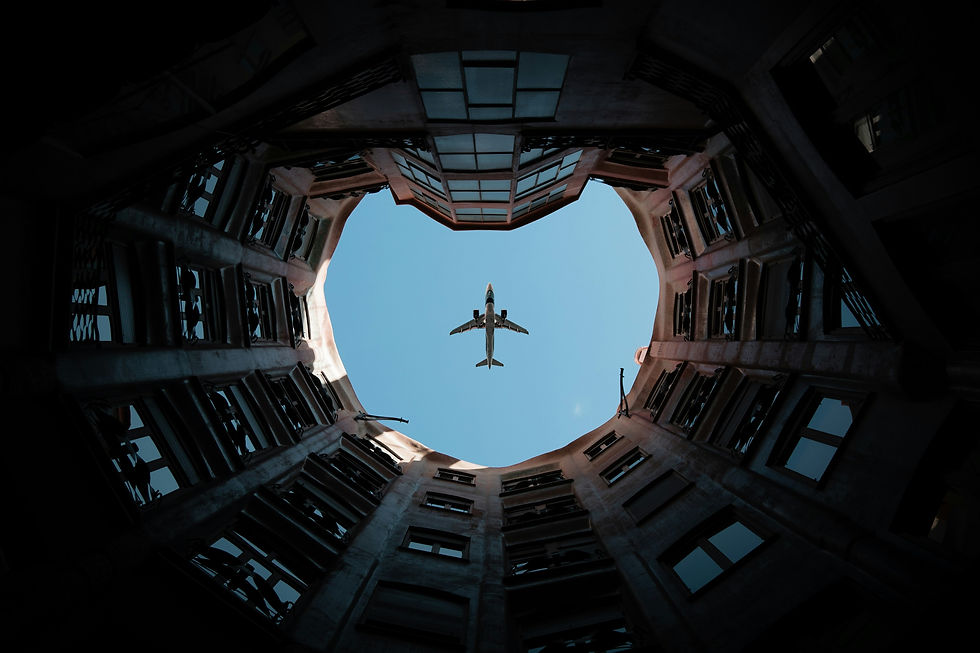 飞机飞行在天空上。