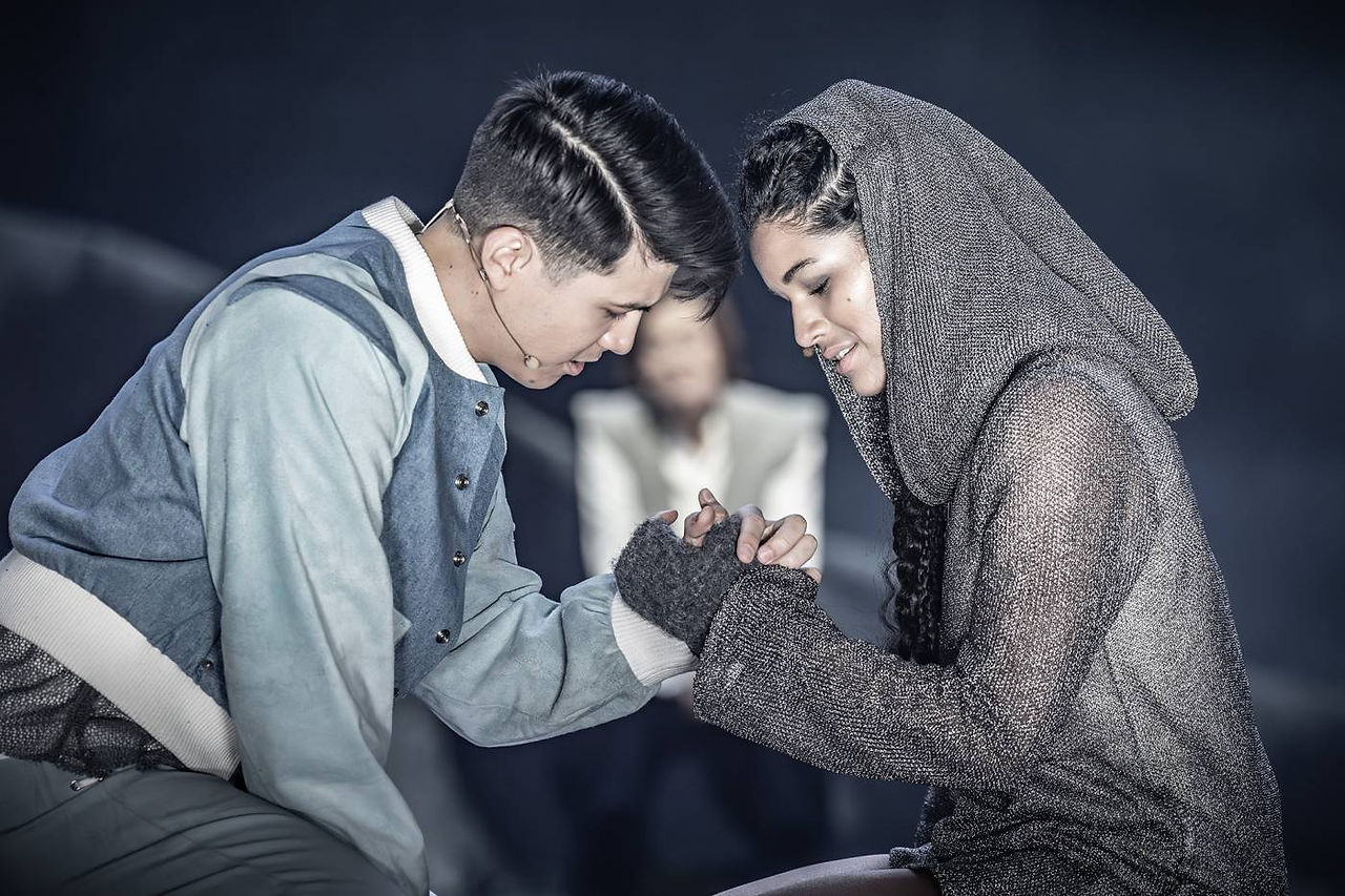 Miranda and Ferdinand in love with Prospero in the back © LW theatre