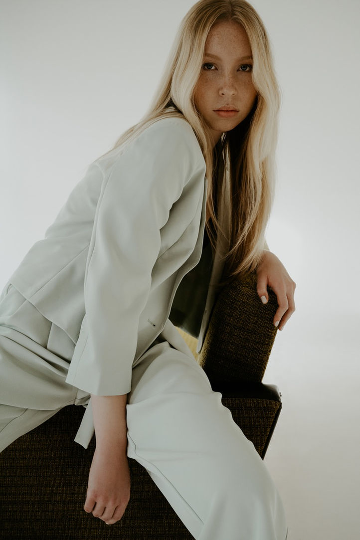 ADELA_RATAJOVA_IMPACT_MODELS_ORIGINAL_01 - dimensioni grandi.jpeg
