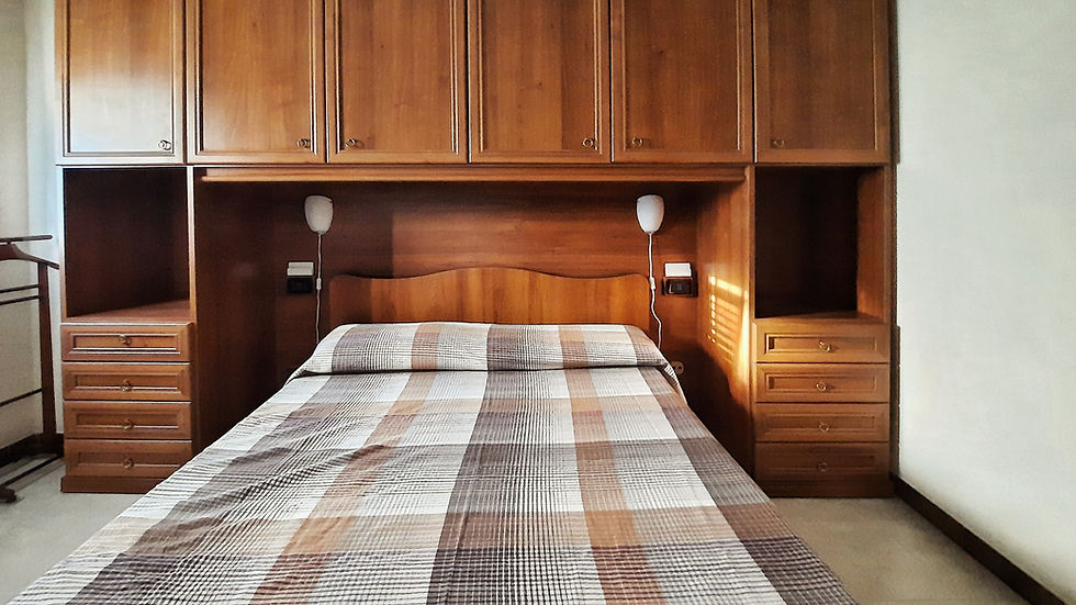 Camera matrimoniale accogliente con vista panoramica, ideale per un weekend romantico in Liguria