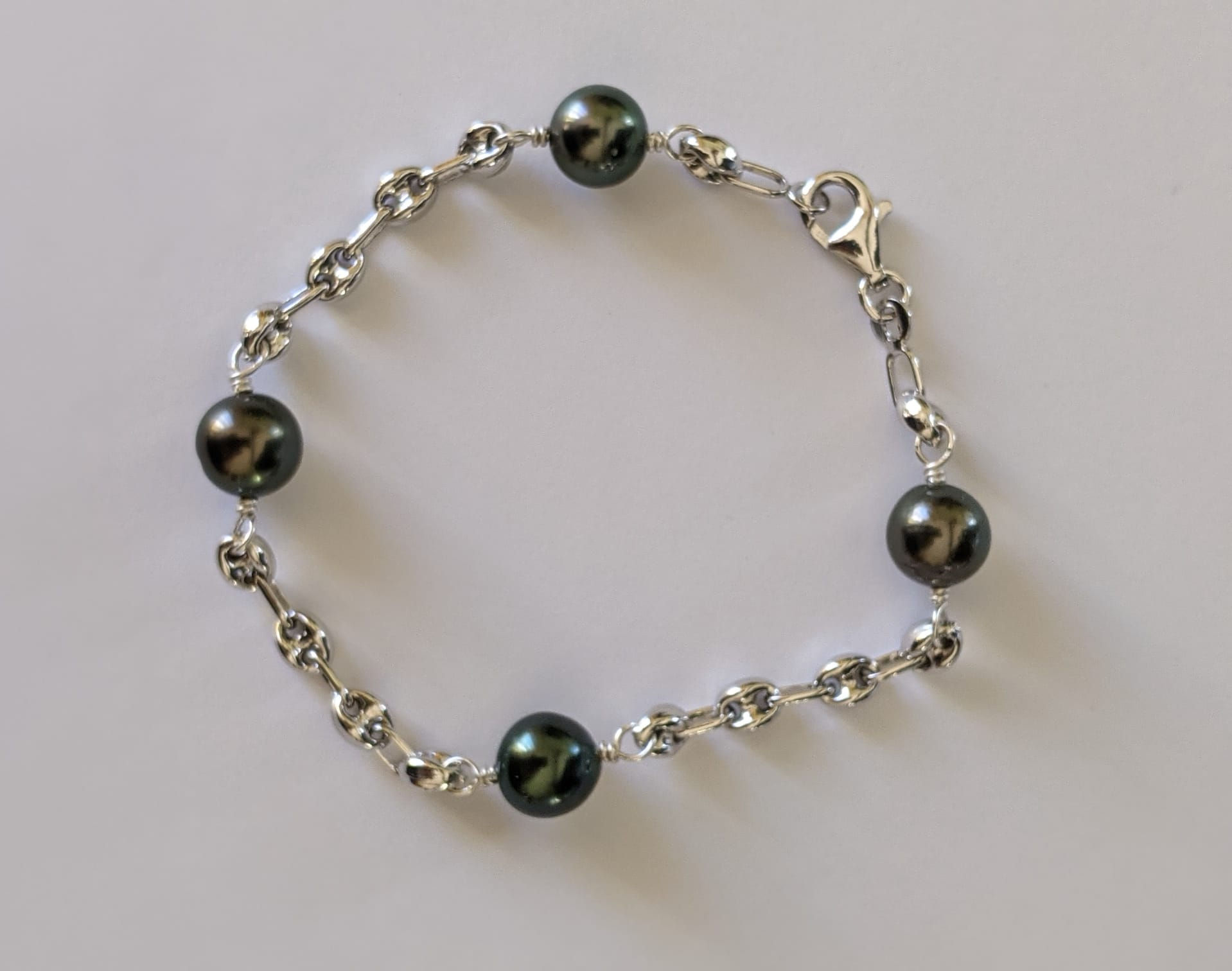 Bracelet en argent rhodié graines de café et perles de Tahiti.