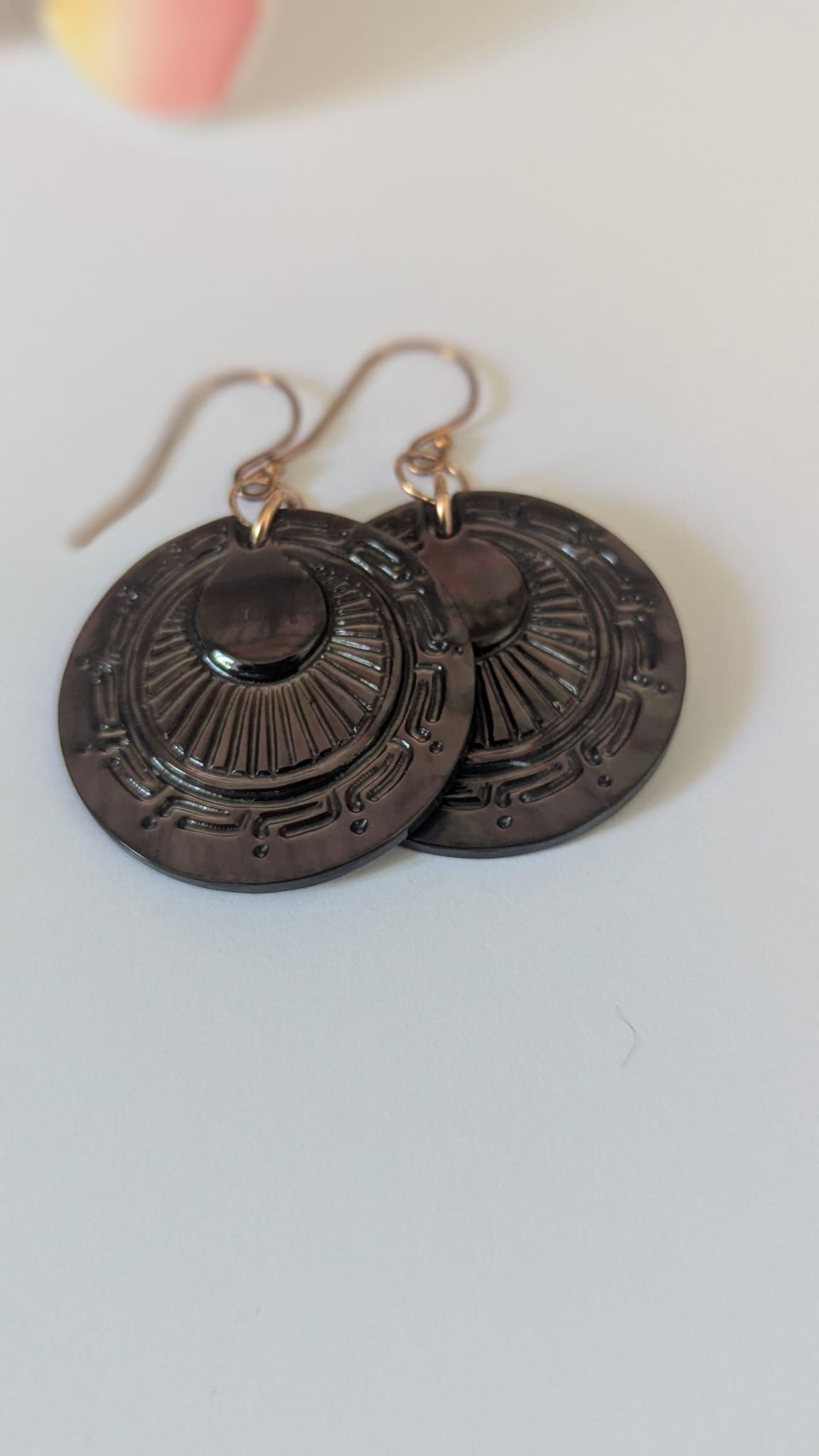 Boucles d’oreilles nacre de Tahiti gravée