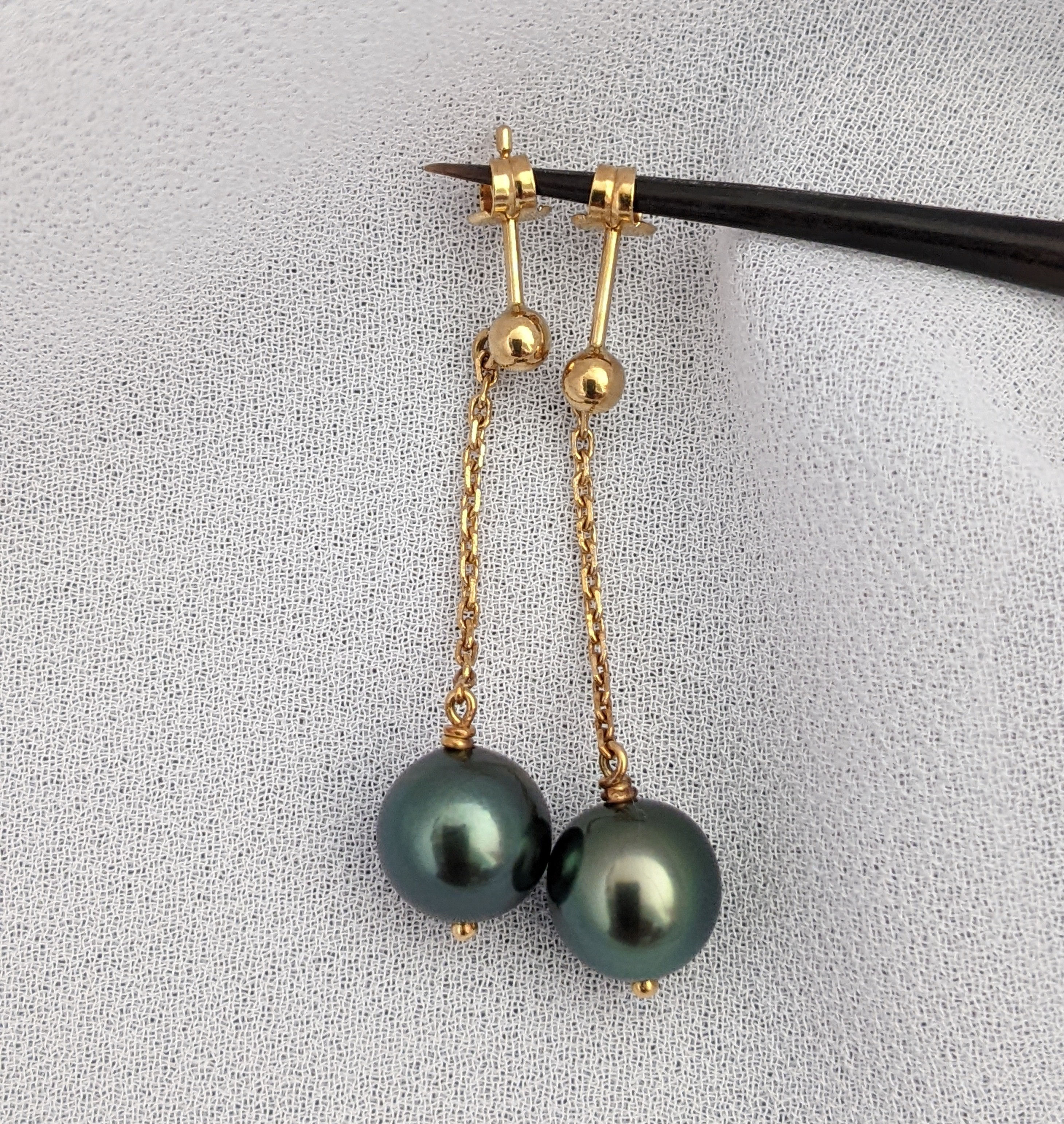 Boucles d'oreilles pendantes en or jaune 18k et perles de culture de Tahiti