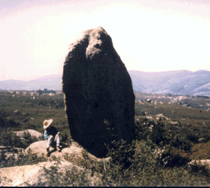 mégalithes, menhirs, vue dun grand menhir phallique dressé