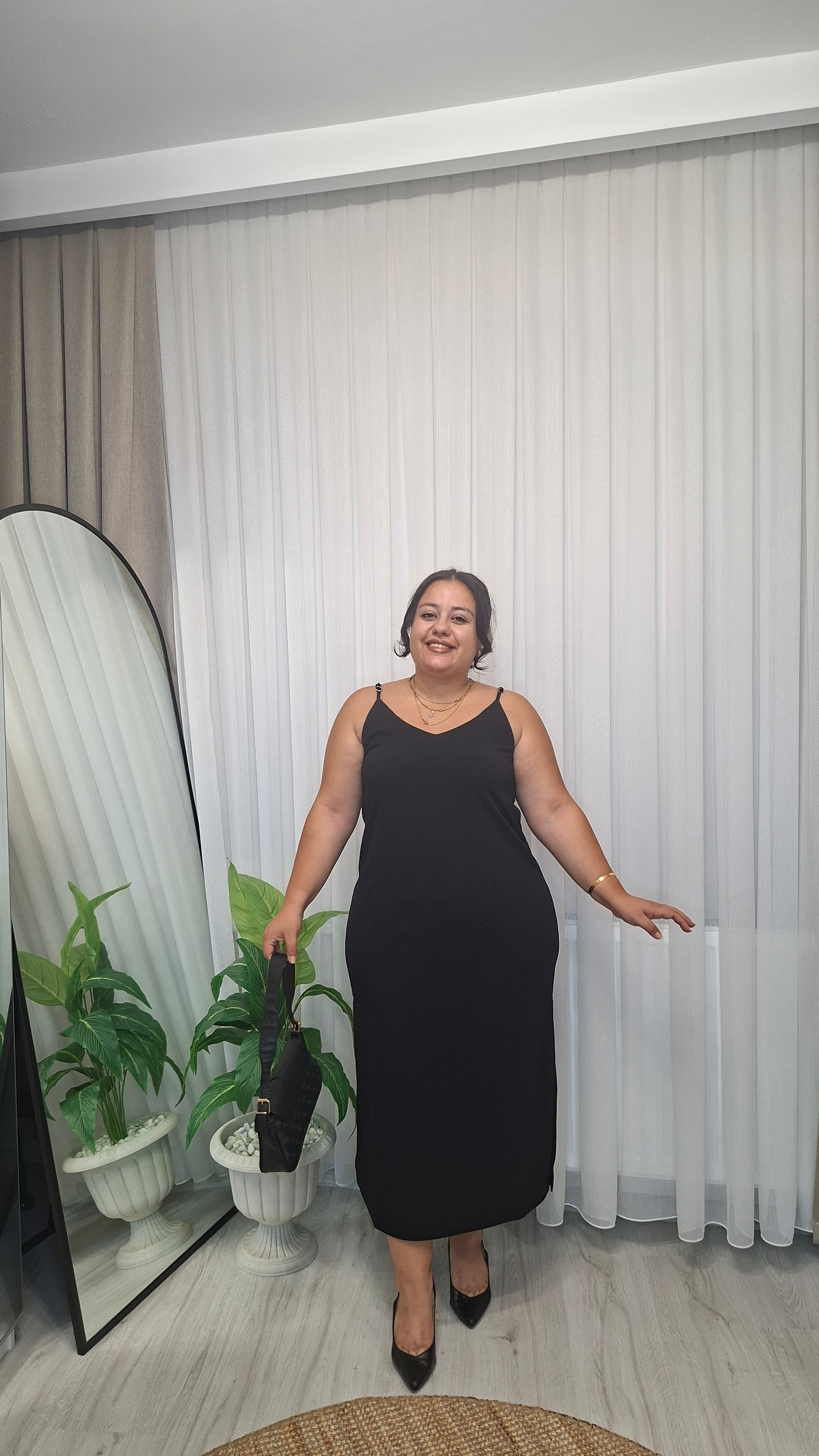 İnce Askılı Yırtmaç Detaylı Siyah Elbise