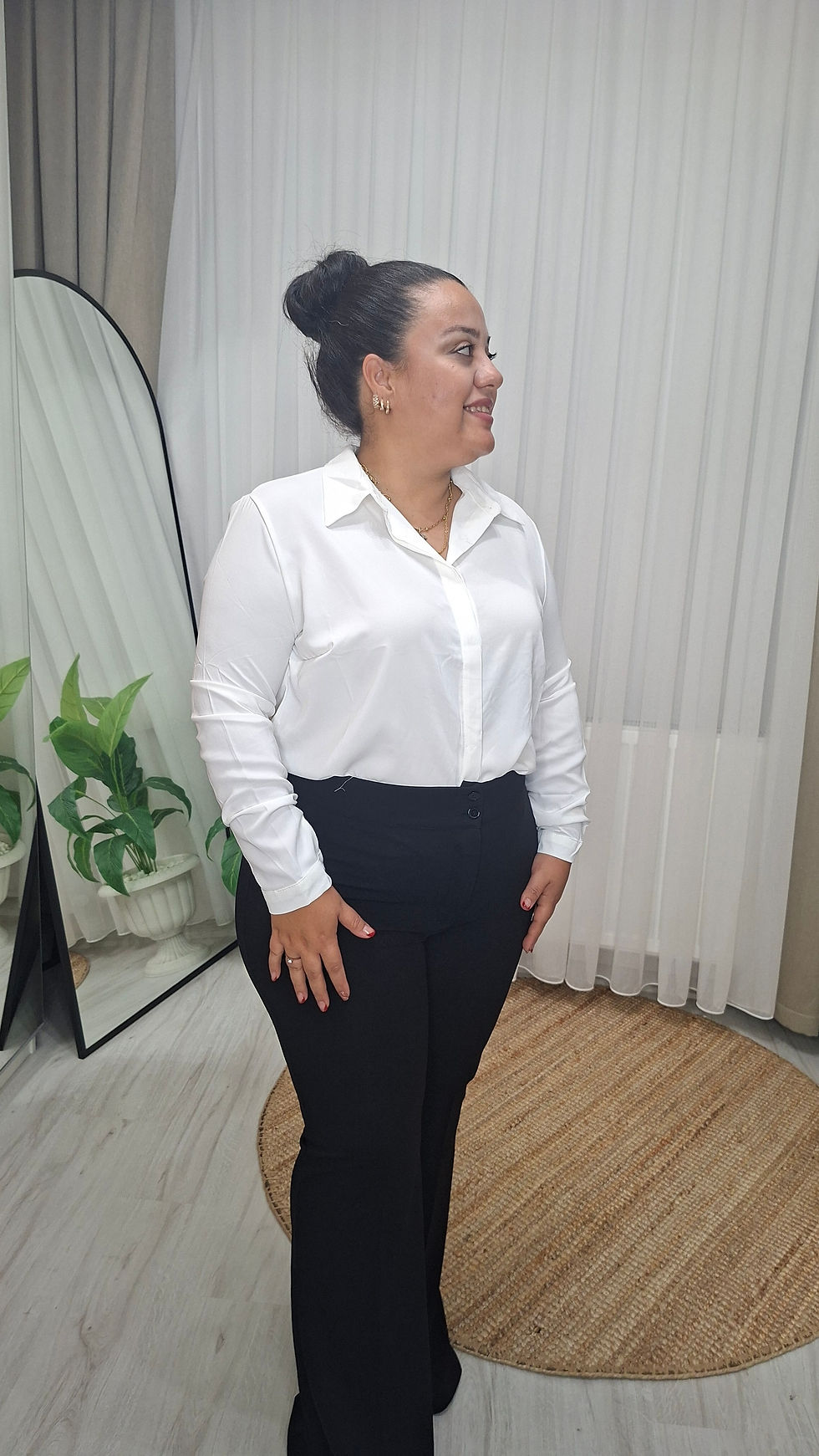 Küçük resim: Fular Detaylı Beyaz Gömlek