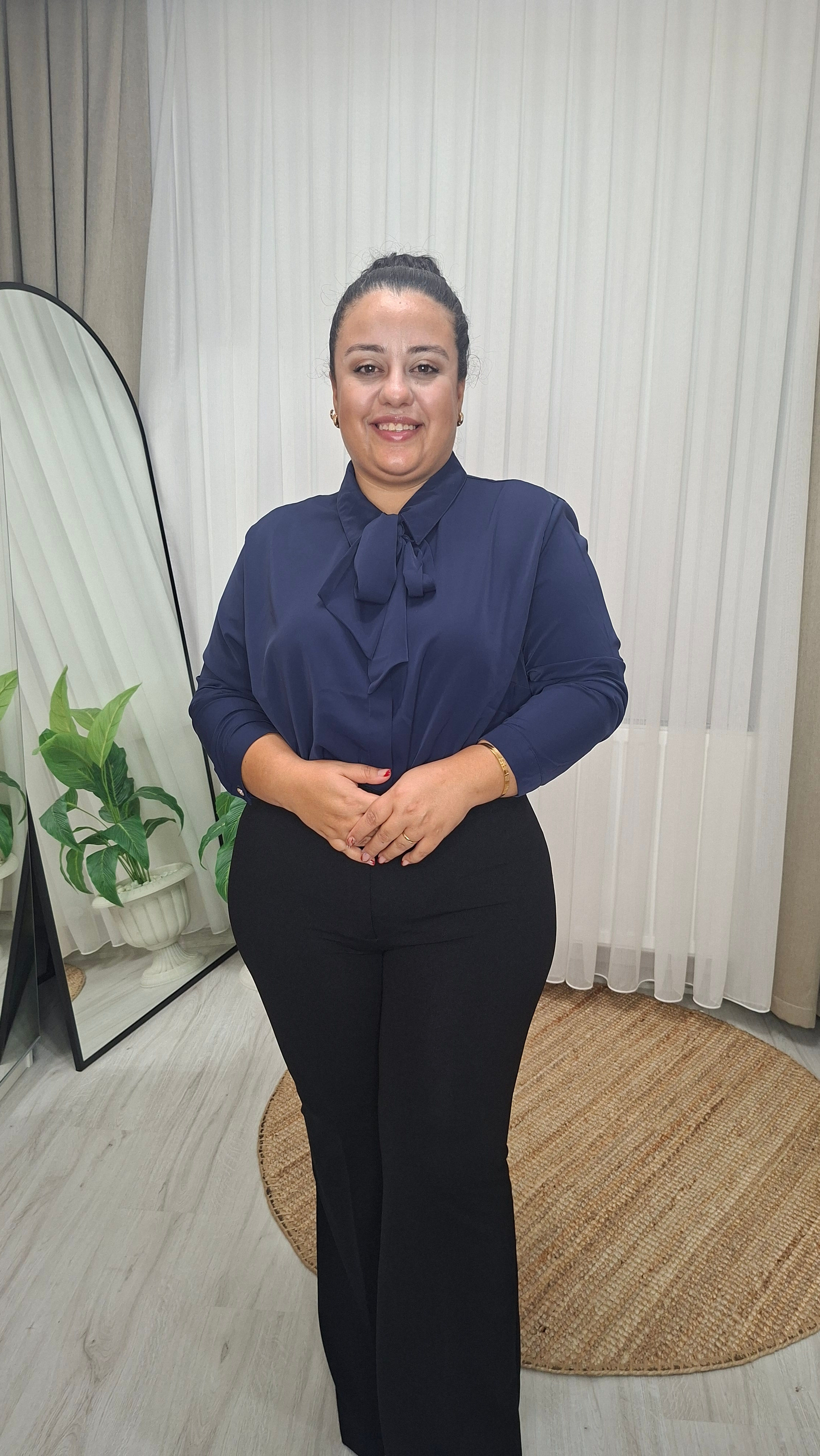 Fular Detaylı Lacivert Gömlek