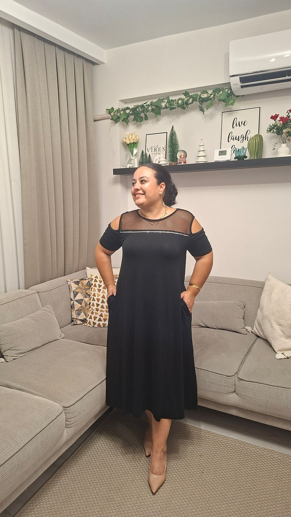 File Detaylı Asimetrik Siyah Elbise