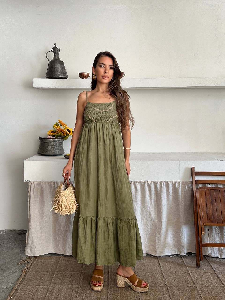 Gipe Detaylı Askılı Müslin Nakışlı Elbise Haki