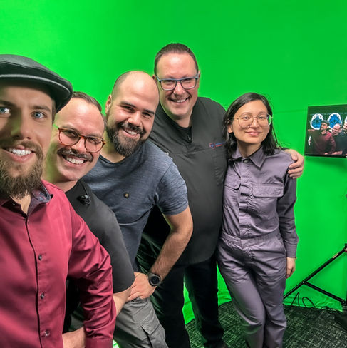 Gruppenfoto, Framepecker.Media - Livestream AOK Medizin.Einfach.Verstehen - live und interaktiv. Zu sehen von links nach rechts: Felix Meier, Daniel Susenburger, Simon Rescino, June Schwitzgebel, Martin Schlobies