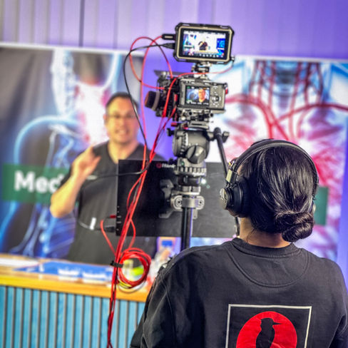Setfoto, Framepecker.Media - Livestream AOK Medizin.Einfach.Verstehen - live und interaktiv. Ein interaktiver Livestream für die AOK Baden-Württemberg: Medizin. Einfach. Verstehen - live und interaktiv. Kamerafrau von Framepecker.Media - June Schwitzgebel an der Live Kamera. Im Hintergrund Daniel Susenburger, Medizinischer Referent.