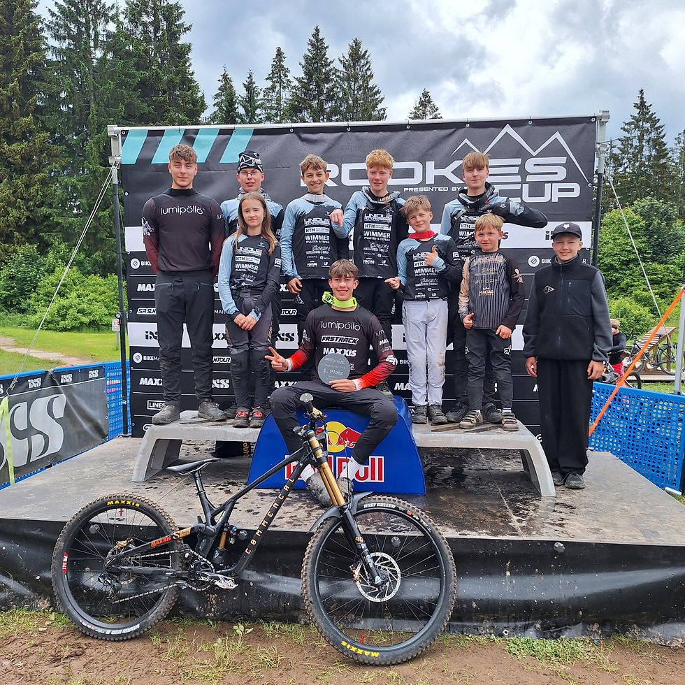 Anni und die Jungs mit Sieger Merlin beim Rookies Cup (Quelle: Verein)