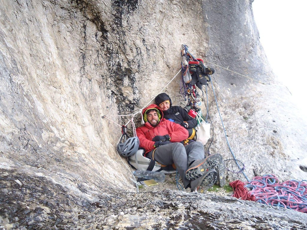 Via attraverso il Pesce Marmolada bivacco nicchia parete attrezzatura tips