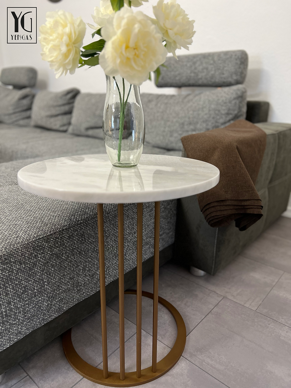 Miniaturbild: Marmor Beistelltisch mit massivem Metallgestell