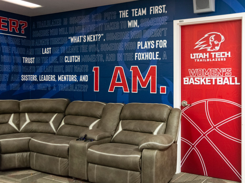 Printed wall wrap with motivation text answering the question of "What makes a trailblazer?".