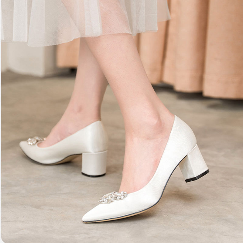 Thumbnail: White pointed-toe bridal shoes with rhinestone and thick heel
