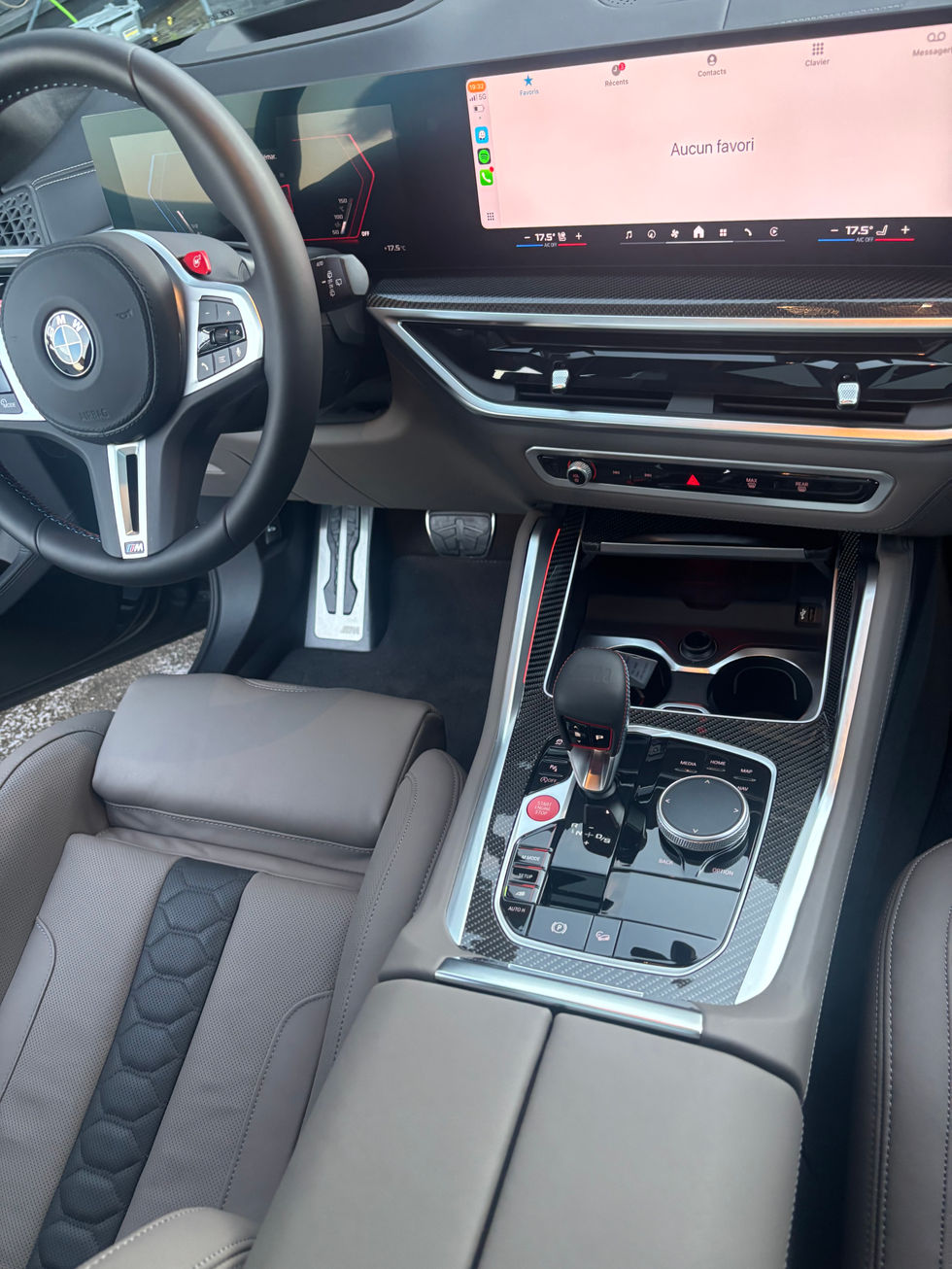 Intérieur BMW M5 nettoyé en profondeur avec finition premium
