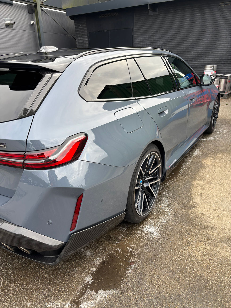 BMW M5 rénovée avec nettoyage extérieur et protection carrosserie