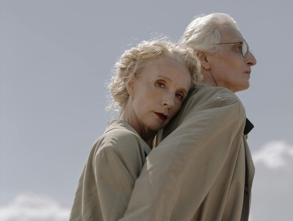 Un couple qui s'enlace