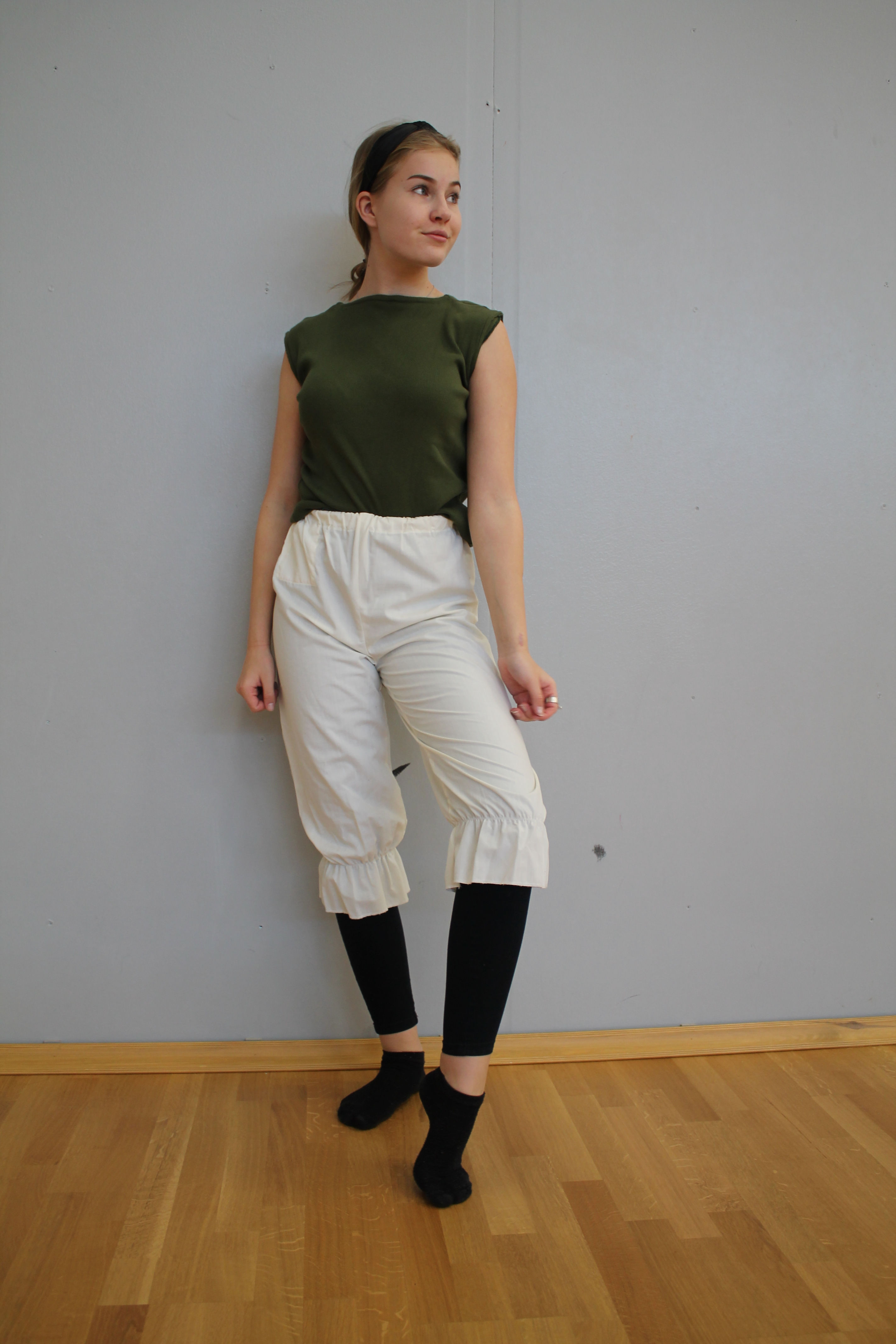 Valkoiset polvihousut