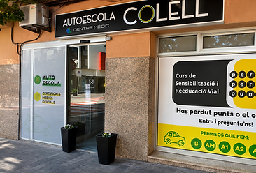 Façana d'Autoescola Colell a Castellar del Vallès amb el centre mèdic i els serveis de recuperació de punts.
